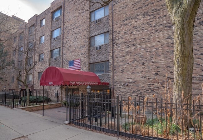 Foto del edificio - 3620 N Pine Grove Ave