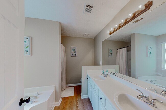 Foto del edificio - 613 Pennybrook Ln