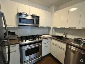 Building Photo - 220 E 63rd St