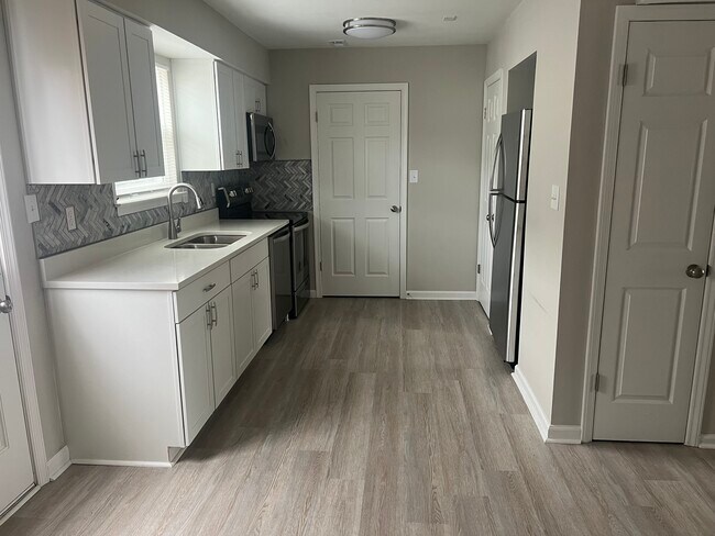 Kitchen - 4750 Hollis Rd