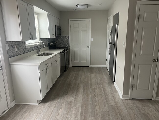 Kitchen - 4750 Hollis Rd