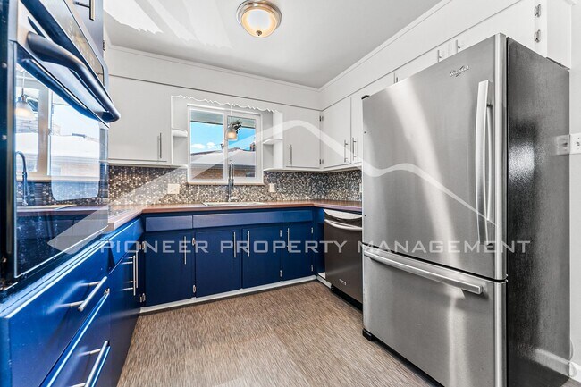 Building Photo - Spacious Home with Fenced Yard and Washer/...