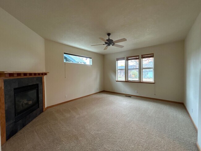 Foto del edificio - 3 Bedroom / 2 Bathroom House in NW Redmond - PENDING APPLICATION