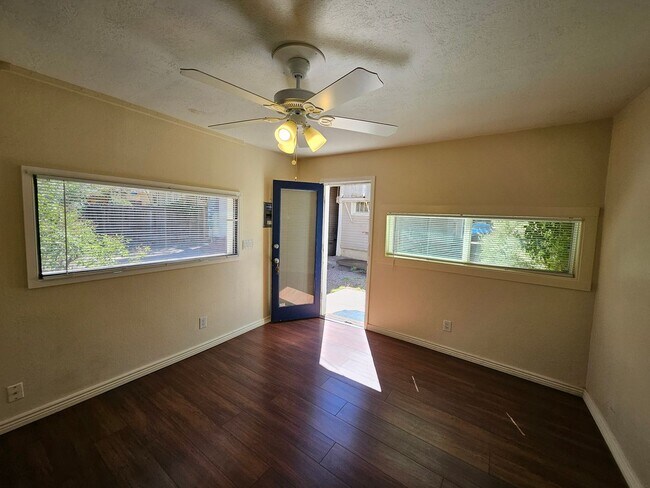 Foto del edificio - 911 Fruit Ave NW