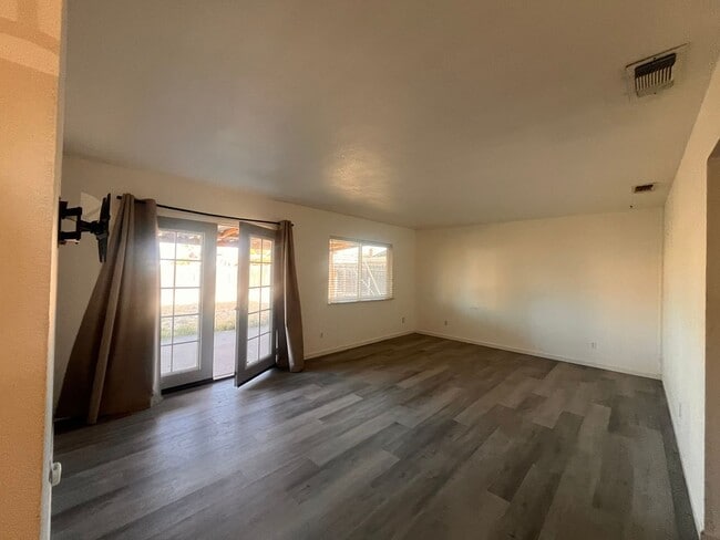 Building Photo - 1380 Elaine Dr