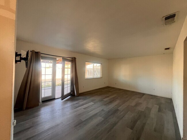 Foto del edificio - 1380 Elaine Dr