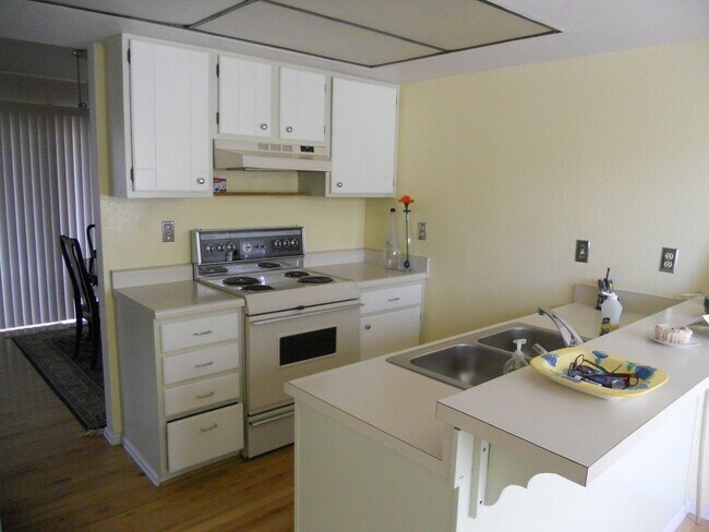 Building Photo - Townhome Available in Boulder