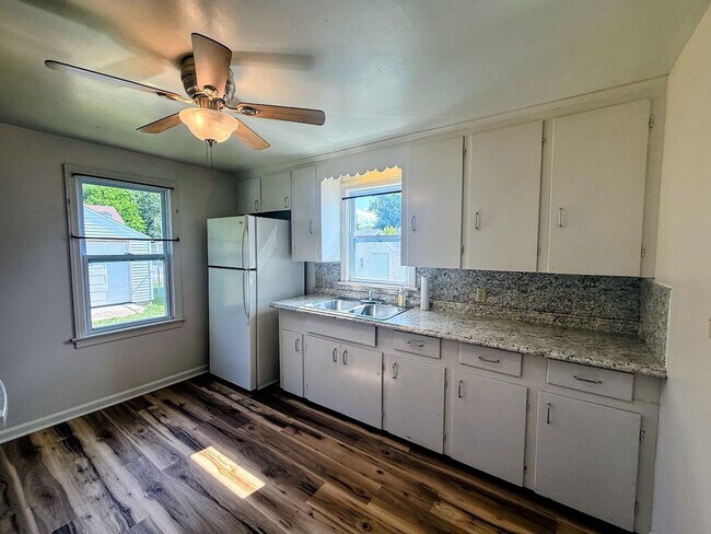 Foto del edificio - Three bedroom one bathroom home for rent