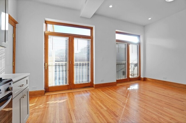 Building Photo - 713 W Wrightwood Ave