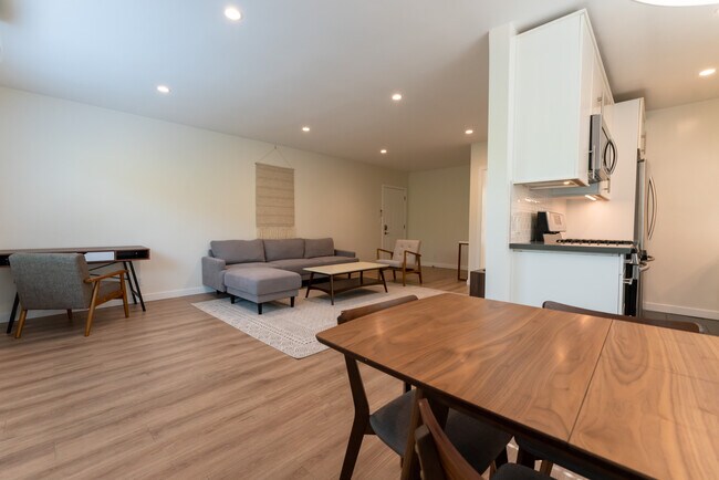 Foto del edificio - 1020 N Laurel Ave