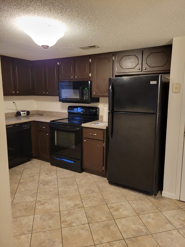 Kitchen - 2579 Bluff View Dr