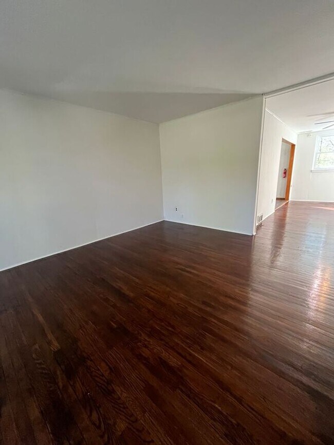 Building Photo - Spacious 3 Bedroom 1 Bath in Collingdale
