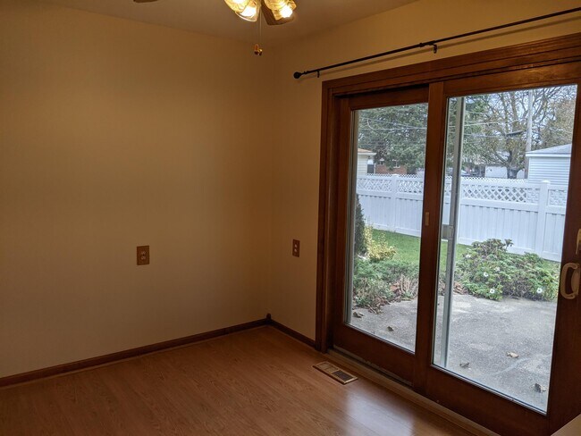 Foto del edificio - 6870 N Wildwood St