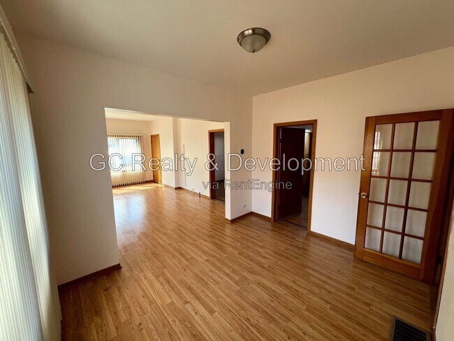 Building Photo - 4447 N Melvina Ave