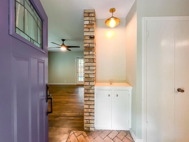 Building Photo - 9829 Cedardale Dr