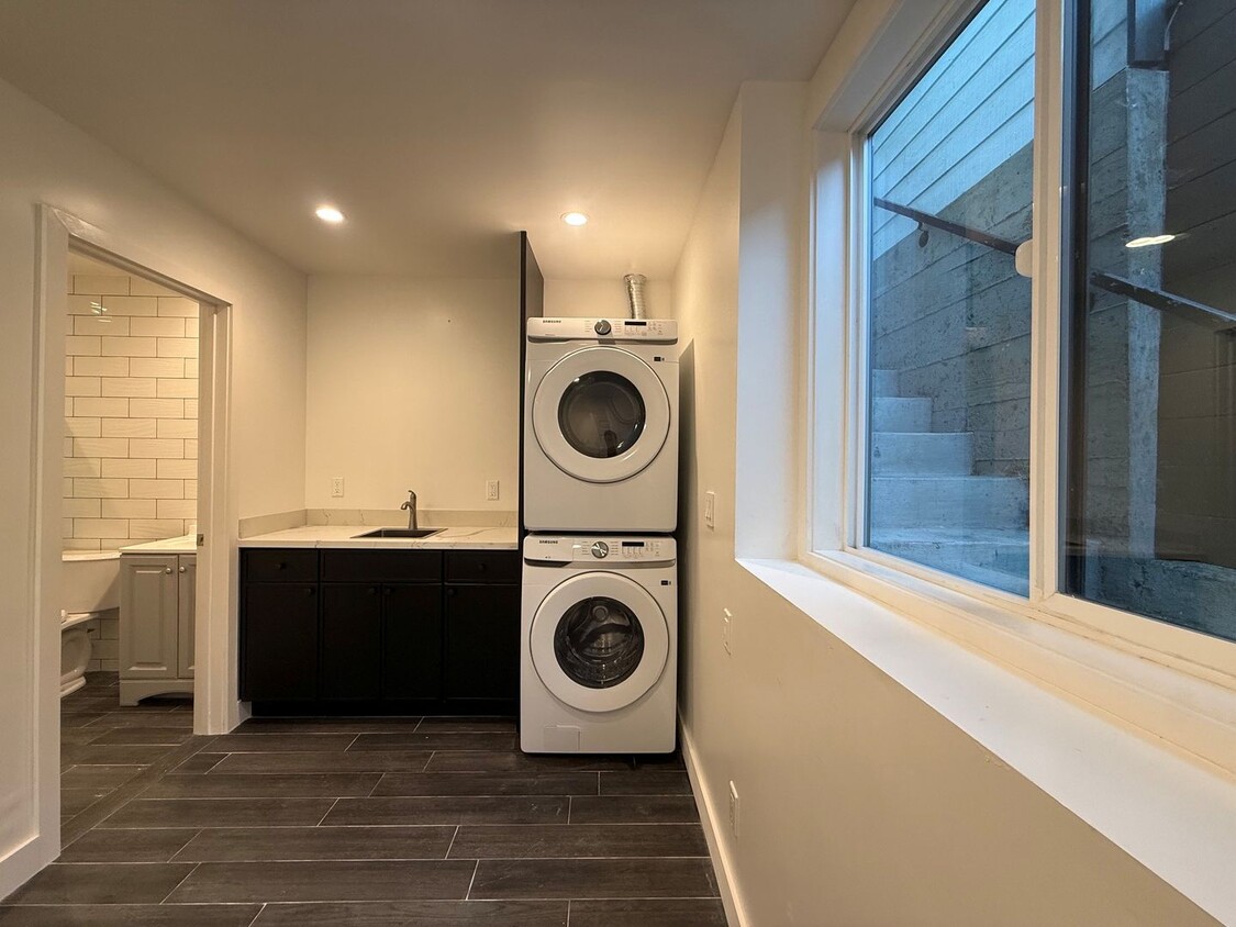 Building Photo - Entirely renovated studio in a highly convenient location.