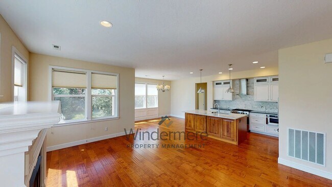 Building Photo - 766 SE Nuthatch Drive *Located in the Vill...