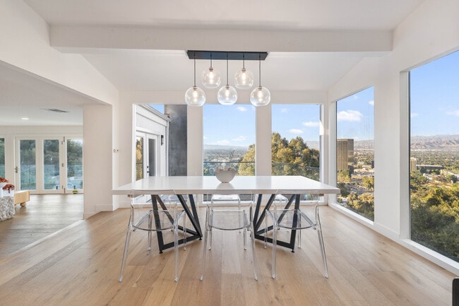 Building Photo - 3541 Multiview Dr