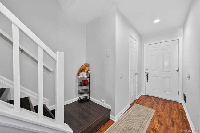 Foto del edificio - 12 Brook Dr