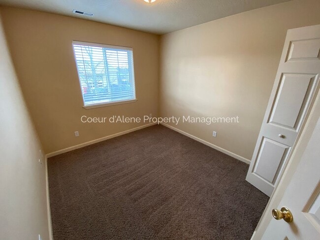 Building Photo - 3 bed townhouse in Post Falls