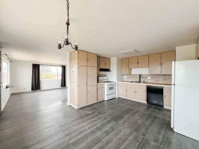 Building Photo - A Newly Remodeled 3 Bedroom Home with Gorg...