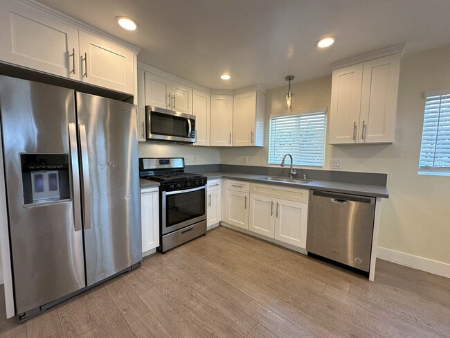 Building Photo - Stunning 3 bedroom 2 bath home