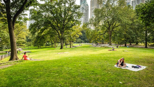 Foto del edificio - 305 W 50th St