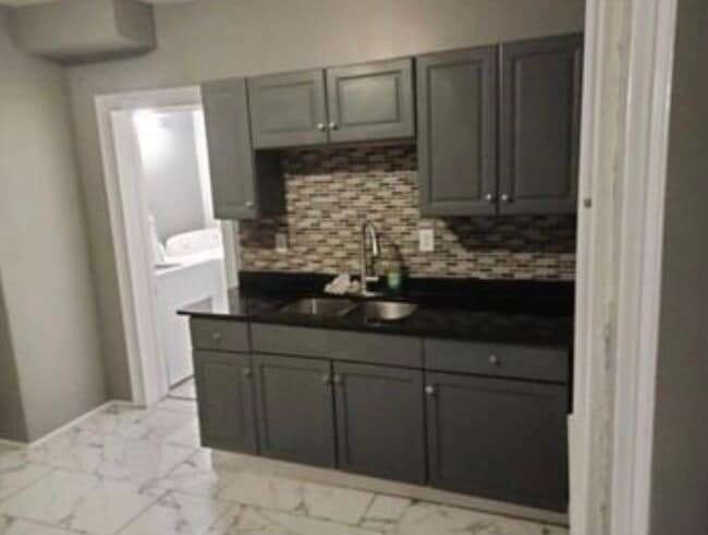 Building Photo - 21 Haendel St