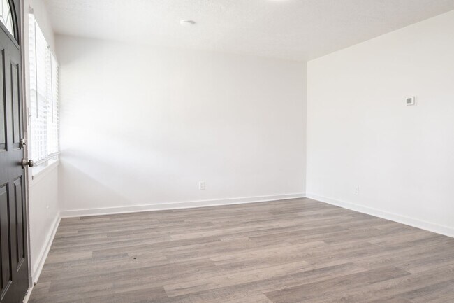 Foto del edificio - Newly Renovated 2BR Townhouse Midland, PA! W/ AC!