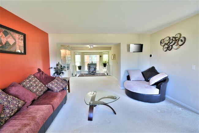 Building Photo - 447 Farnsworth Cir