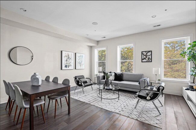Building Photo - Beautiful 2 bed 2 bath plus den- Parking!!...