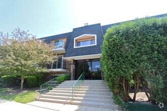 Building Photo - 3851 N Parkway Dr