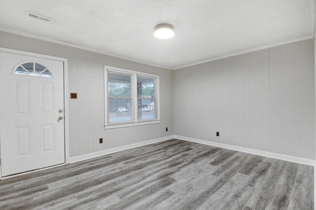 Building Photo - MOVE-IN READY! 3 BR, 1 BA Brick Ranch *EXCELLENT Wayne Mem. Drive Location!*