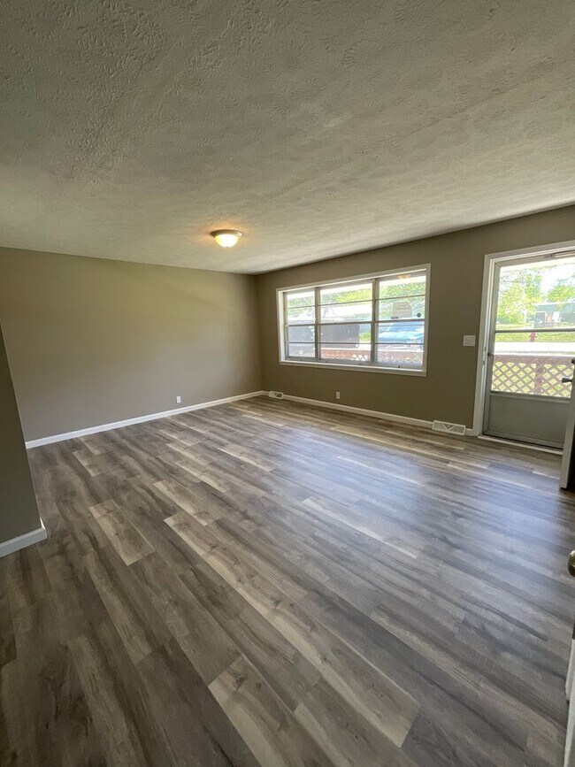 Building Photo - 3 bedroom 2 bathroom house for rent
