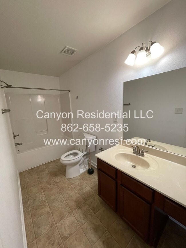 Building Photo - Great Location the spacious 3BR 3BA won't last long!