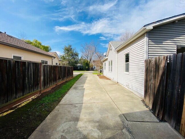 Building Photo - Nice Home in East Sacramento Close to UC D...