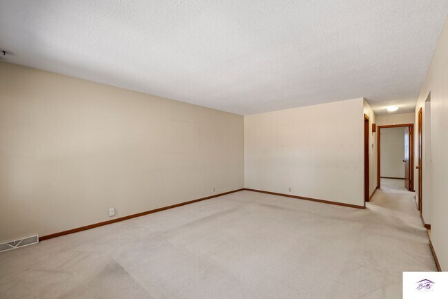 Foto del edificio - AVAILABLE NOW!