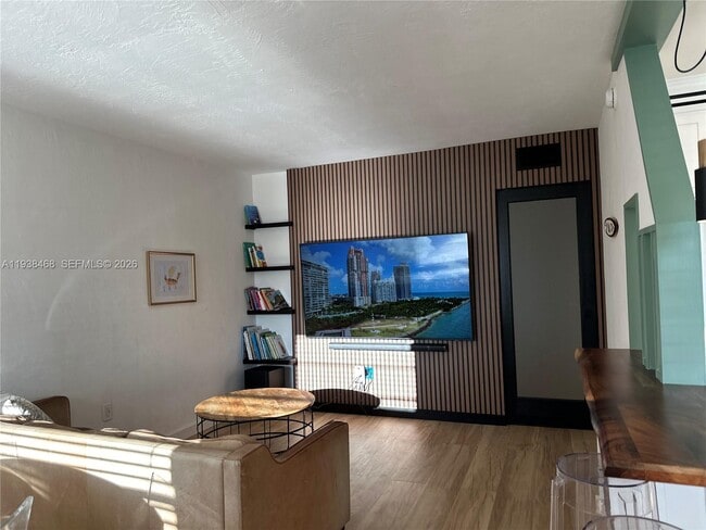 Building Photo - 1860 Venice Park Dr