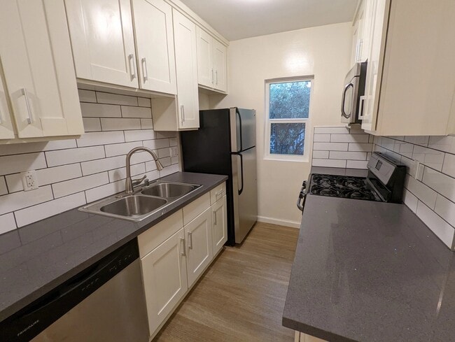 Foto del edificio - 6142 Eleanor Ave