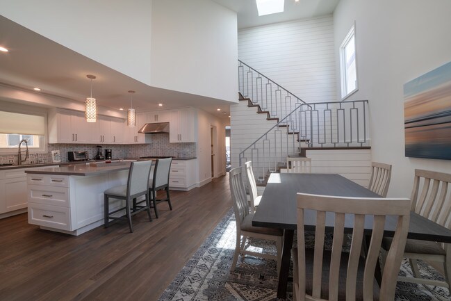 Techos altos con tragaluces - 524 14th St