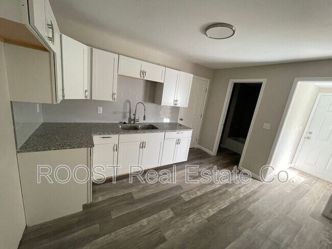 Building Photo - 482 E Markison Ave