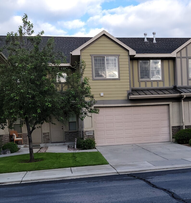 2 Car Garage - 1570 S 530 E