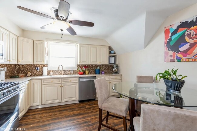 Kitchen - 4925 Walsh Ave