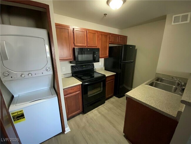 Foto del edificio - 1361 E University Ave.