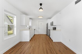 Building Photo - 559 NE 68th St