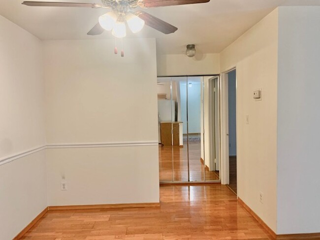 Foto del edificio - Beautiful and large 1 BR 1 BA! washer and ...