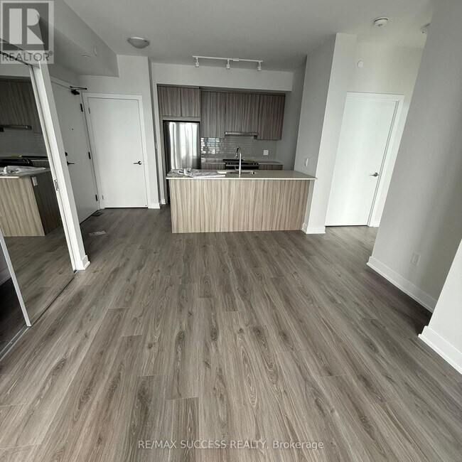 Photo du bâtiment - 430 Square One Dr