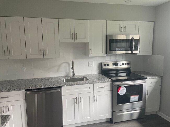 Building Photo - Charming 4 Bedroom/1.5 Bathroom newly reno...