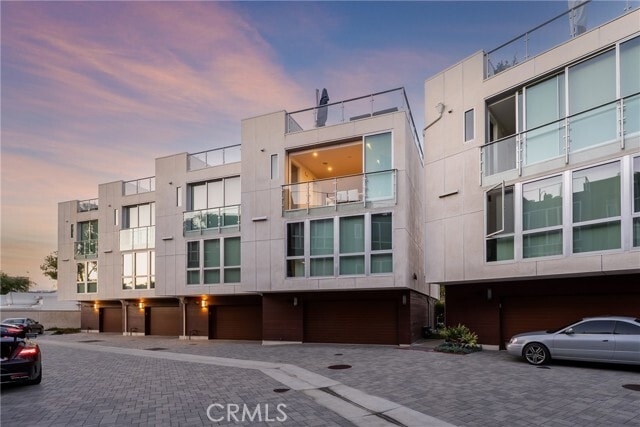 Building Photo - 3351 Via Lido
