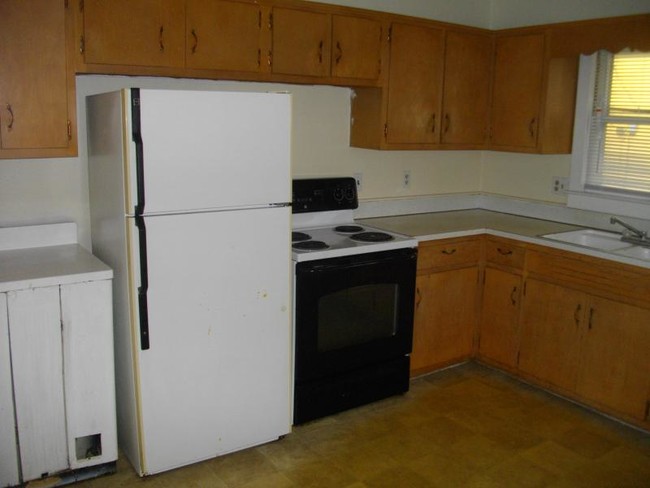 Building Photo - Colony Court Apartments 1065 E 5th St